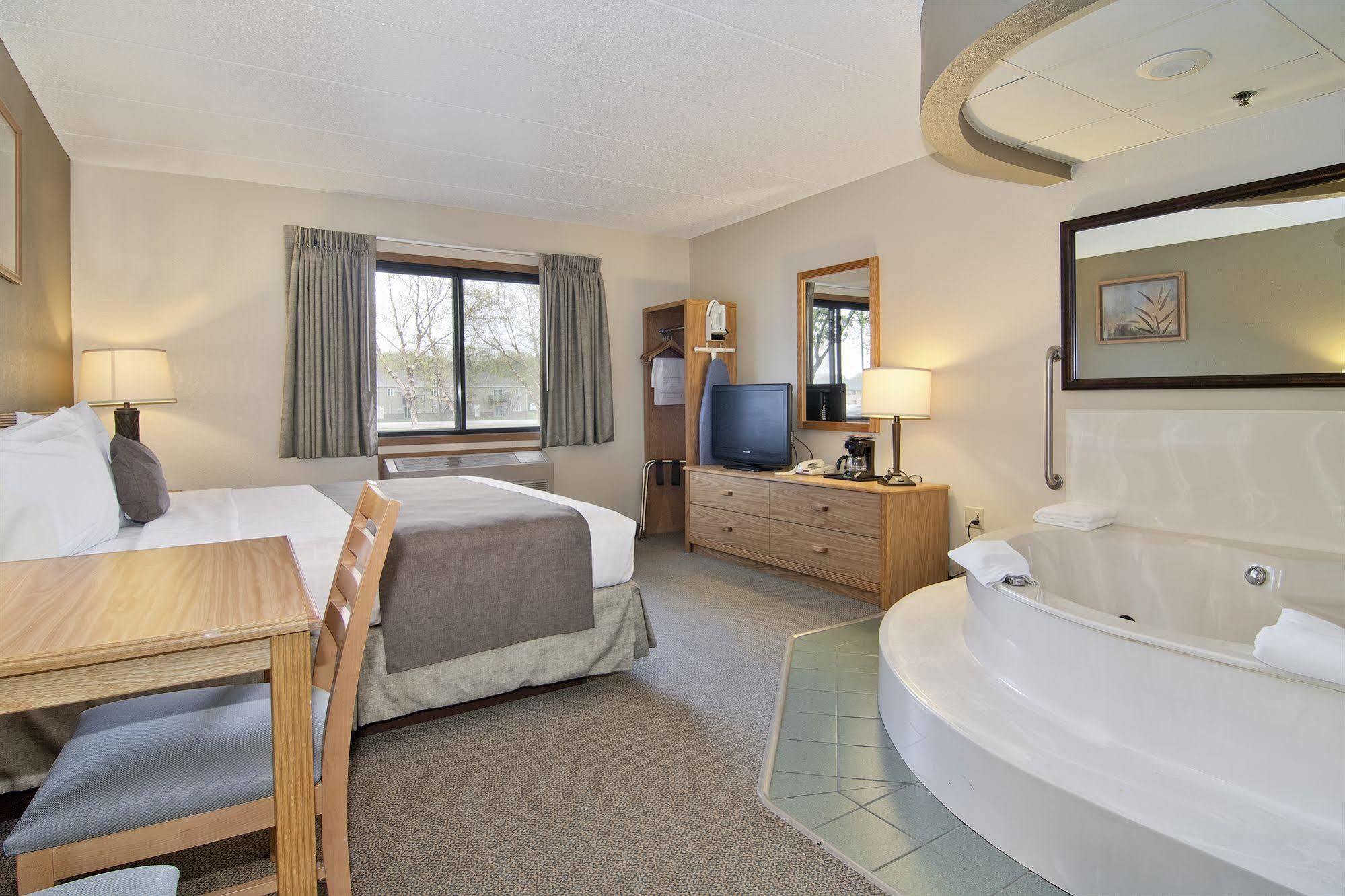 Boarders Inn & Suites By Cobblestone Hotels - Faribault Bagian luar foto